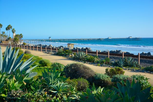 Picturesque walkaway along San Clemente shoreline, California. 