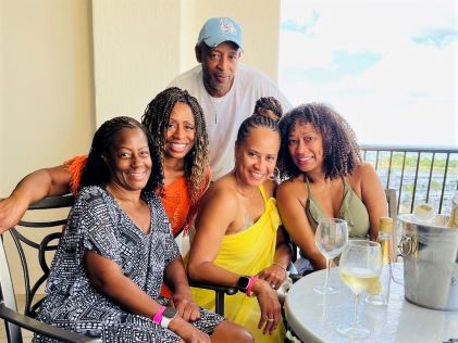 A Hilton Grand Vacations Owner and her travel party on the balcony of Lagoon Tower, a Hilton Grand Vacations Club in Oahu, Hawaii