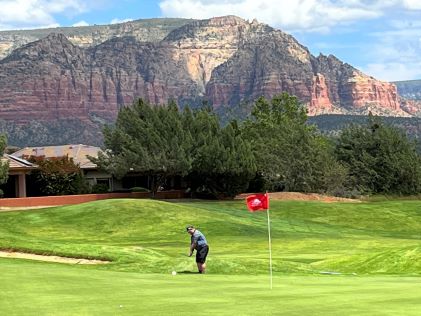 A Hilton Grand Vacations Owner golfing while on vacation in Arizona