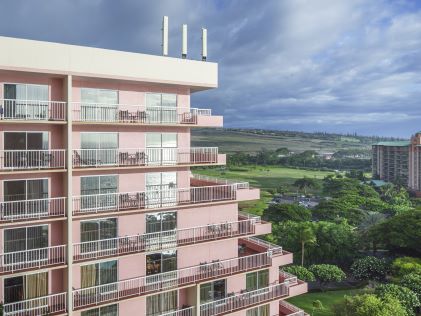 Aerial view of the pink exterior of Hilton Vacation Club Ka’anapali Beach in Maui, Hawaii